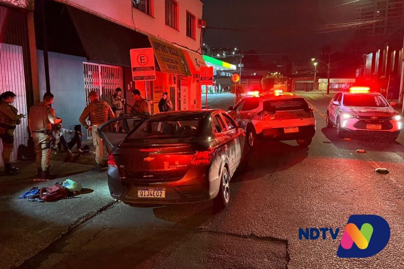 Pris&otilde;es aconteceram na regi&atilde;o Central de Joinville ap&oacute;s policiais reconhecerem carro usado no tr&aacute;fico de drogas – Foto: Ricardo Alves/NDTV