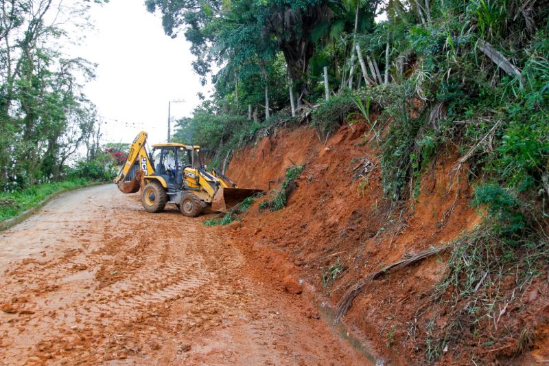 Houve deslizamento de terra na rua Vidal Mendes em Bigua&ccedil;u e, ap&oacute;s limpeza, prefeitura analisa se colocar&aacute; uma barreira no local – Foto: Leo Munhoz/ND