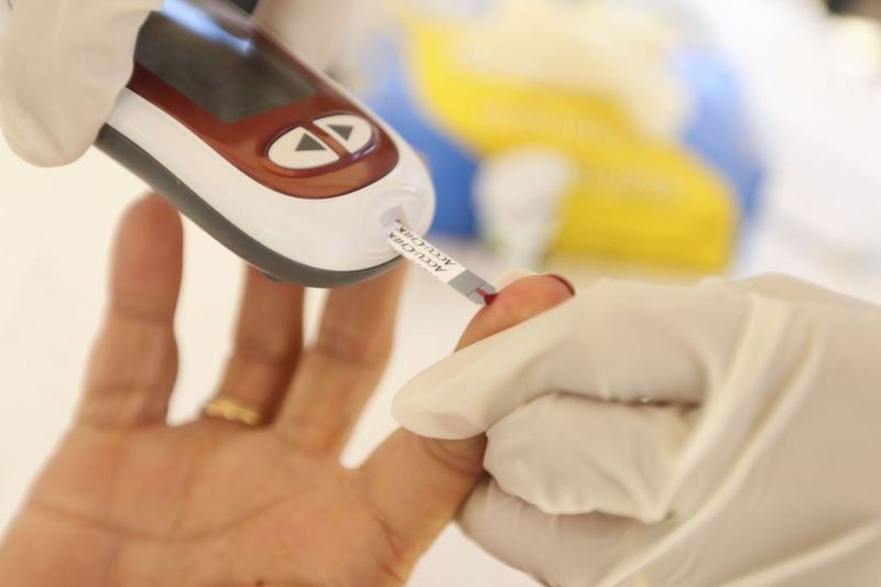 M&aacute;quina &eacute; capaz de medir glicemia com picada no dedo – Foto: Marcelo Camargo/Ag&ecirc;ncia Brasil