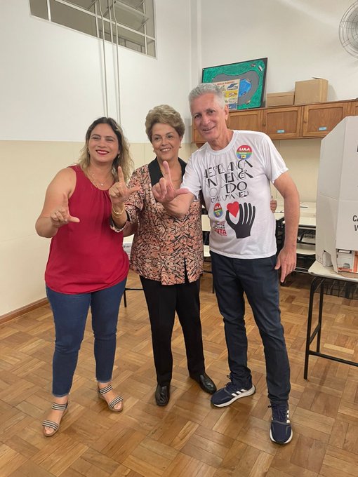 Dilma votou na manh&atilde; deste domingo – na imagem aparecem com a ex-presidente, os deputados de MG, Rog&eacute;rio Correia (federal) e Beatriz Cerqueira (estadual) – Foto: Twitter/@RogerioCorreia_/Divulga&ccedil;&atilde;o/ND