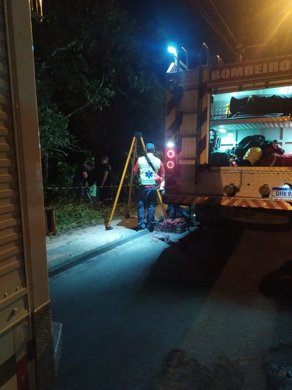 Bombeiros precisaram utilizar t&eacute;cnicas de resgate para retirada do corpo da advogada – Foto: Divulga&ccedil;&atilde;o/CBM Brusque/ND