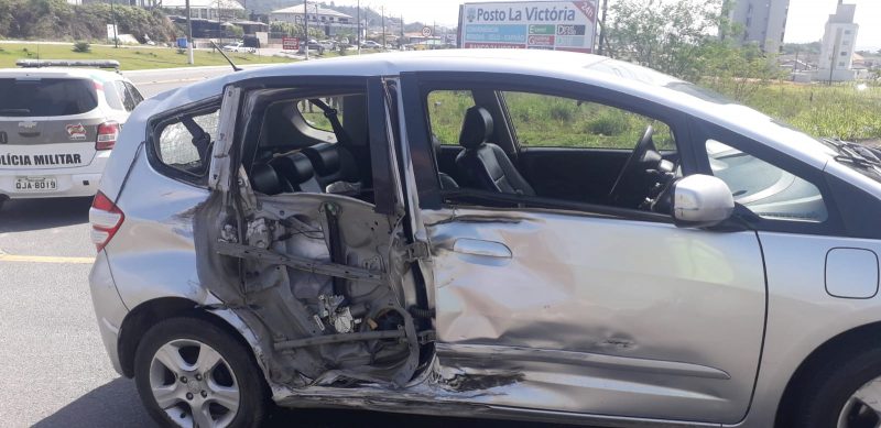 A for&ccedil;a da colis&atilde;o foi tanta que destruiu a porta traseira do ve&iacute;culo – Foto: Divulga&ccedil;&atilde;o/CBM Gaspar/ND