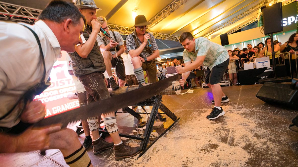 Tem ouro no chope? Oktoberfest Blumenau estreia ‘Olimpíadas Germânicas’ entre clubes