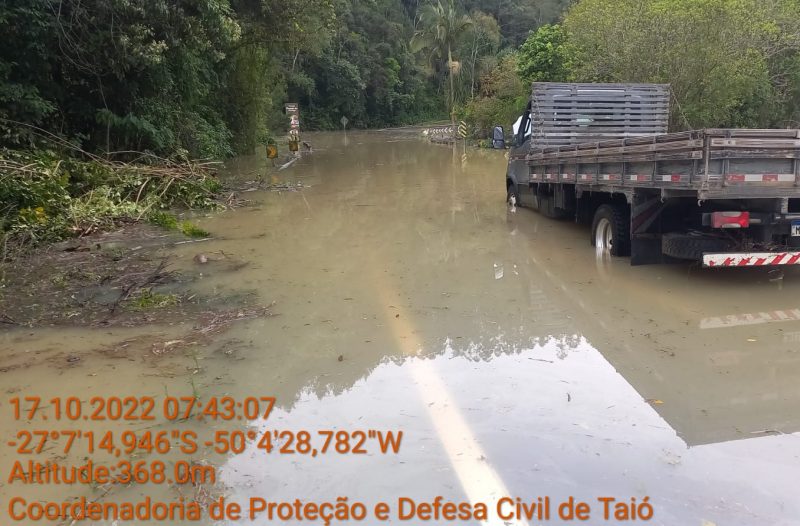 Conforme a Defesa Civil, l&acirc;mina de &aacute;gua chegou a 80 cm na rodovia – Foto: Divulga&ccedil;&atilde;o/Defesa Civil Tai&oacute;/ND