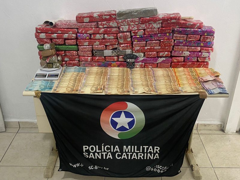 Pol&iacute;cia encontrou maconha e dinheiro em casa na Palho&ccedil;a – Foto: Divulga&ccedil;&atilde;o/ PMSC