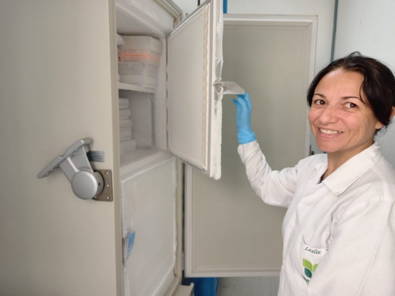 Leslie Ferreira no Joinville Stroke Biobank, o &uacute;nico biobanco de AVC do Brasil na atualidade – Foto: Univille/Divulga&ccedil;&atilde;o ND