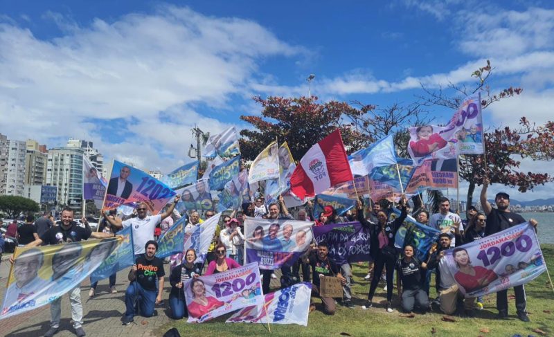 Apoiadores do candidato Boeira foram &agrave;s ruas de Florian&oacute;polis em uma caminhada – Foto: Divulgacao/PDT