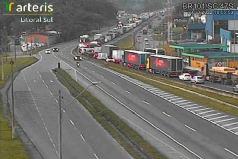 Trecho registra mais de 10 quil&ocirc;metros de filas – Foto: Arteris Litoral Sul/Divulga&ccedil;&atilde;o