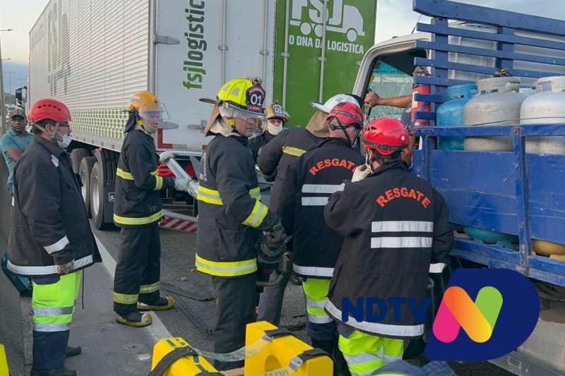 Motorista ficou preso &agrave;s ferragens e precisou ser resgatado – Foto: Ricardo Alves/NDTV