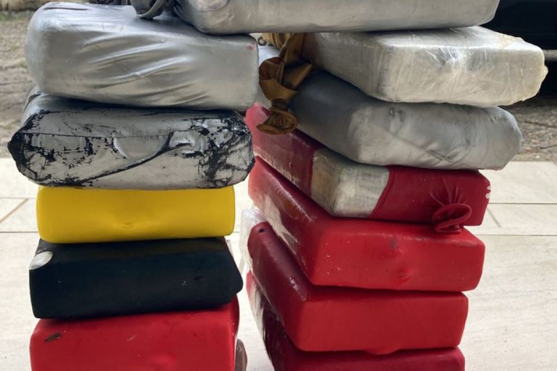 Droga foi “trazida pelo mar” at&eacute; a orla em Barra Velha – Foto: PM/Divulga&ccedil;&atilde;o