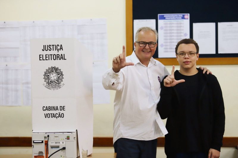 Candidato ao Senado, Afr&acirc;nio Boppr&eacute;, votou por volta das 10h, na institui&ccedil;&atilde;o – Foto: Herm&iacute;nio Nunes/Divulga&ccedil;&atilde;o/ND