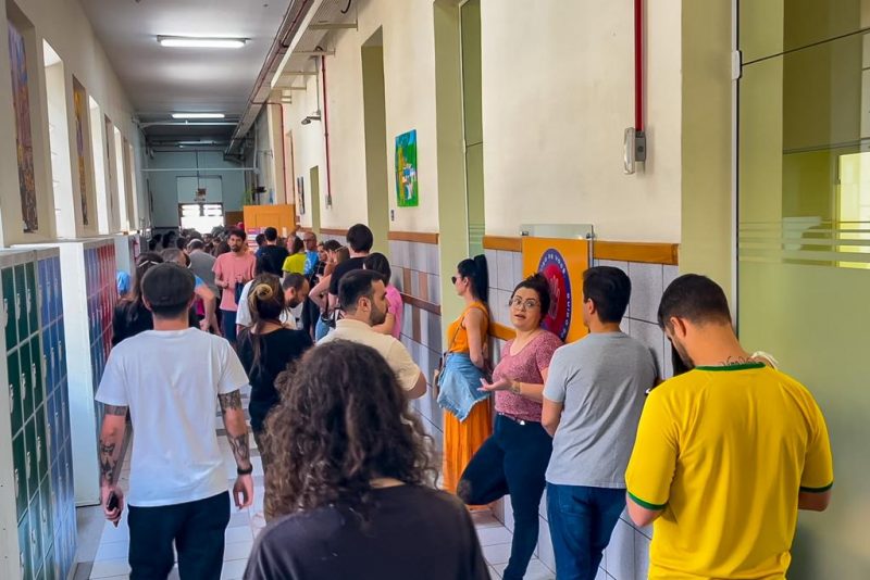 Fila para votar no primeiro turno no Col&eacute;gio Catarinense, Centro de Florian&oacute;polis – Foto: Luis Debiasi/ND