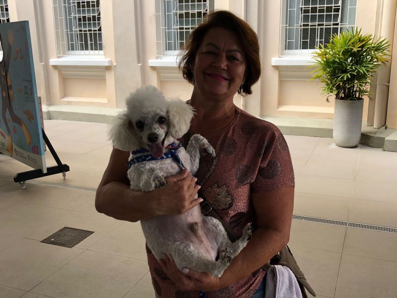 Silene Juttel levou seu cachorrinho Kiko para a vota&ccedil;&atilde;o nesta manh&atilde; – Foto: Ada Bahl/ND