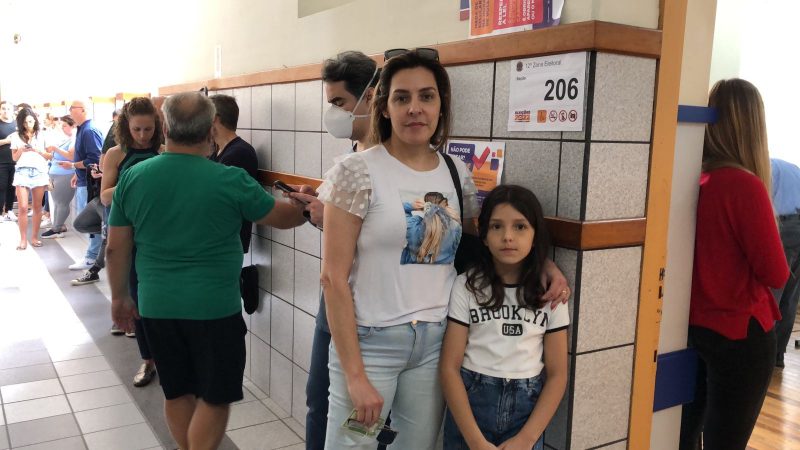 Com urna quebrada, Estela esperou na fila por mais de 40 minutos – Foto: Ada Bahl/ND