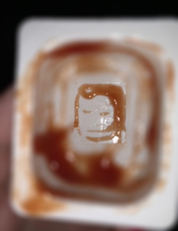 Imagem ampliada mostra a semelhan&ccedil;a do catchup com Elvis Presley – Foto: Reprodu&ccedil;&atilde;o