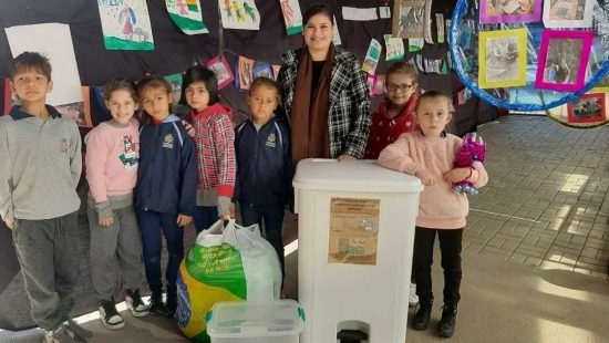 Alunos do Ensino Fundamental ajudam ONG com lucro da venda de recicláveis