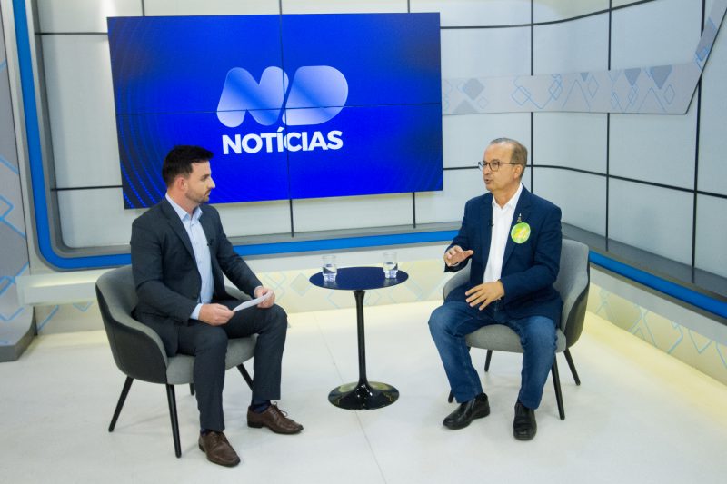 Jorginho Mello em entrevista ao jornalista Luan Vosnhak – Foto: Leo Munhoz/ND