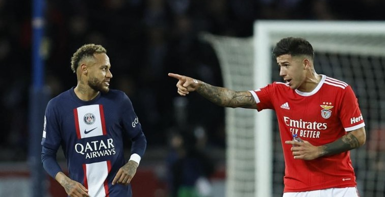 Enzo Fern&aacute;ndez com Neymar – Foto: Reprodu&ccedil;&atilde;o TV Uefa