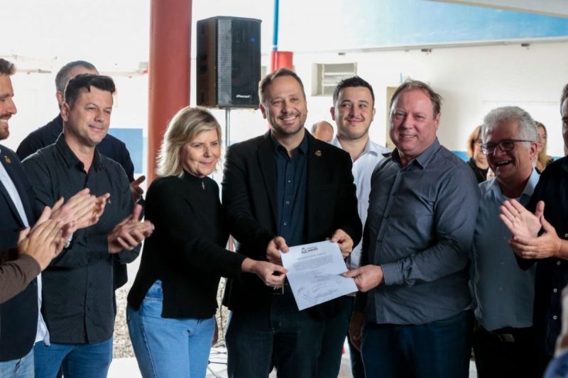 A ordem de servi&ccedil;o para in&iacute;cio das obras foi entregue nesta segunda-feira (3) – Foto: Prefeitura de Joinville/Divulga&ccedil;&atilde;o