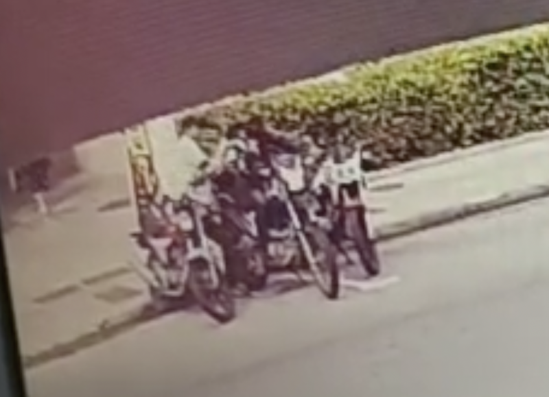 Segundo a PM, o agressor aparentemente &eacute; estrangeiro – Foto: V&iacute;deo/Reprodu&ccedil;&atilde;o/ND