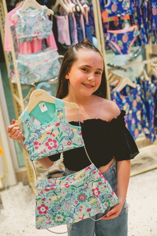 Conjunto de biqu&iacute;ni com saia e top encantou Malu – Foto: Isis Lacombe/Divulga&ccedil;&atilde;o