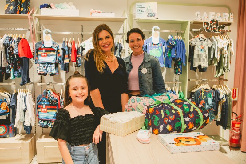 Malu e Maryeva com a gerente da loja Tip Top, Ana Carolina Ramos&nbsp;– Foto: Isis Lacombe/Divulga&ccedil;&atilde;o