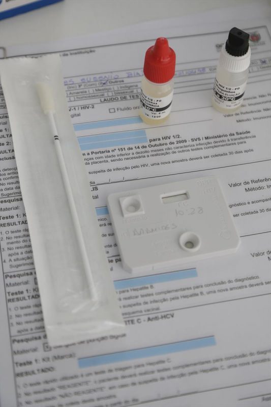 Teste rápido para HIV no dezembro vermelho 