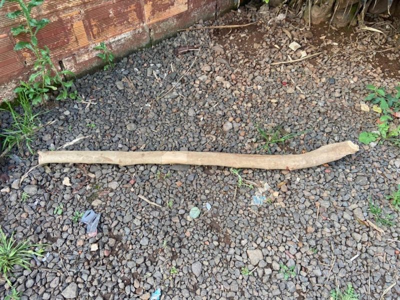 Madeira usada na agress&atilde;o, segundo a Pol&iacute;cia Militar – Foto: Pol&iacute;cia Militar/ND