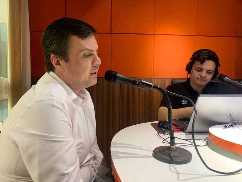 F&aacute;bio em conversa com o colunista durante o “Jornal da Clube” – Foto: Almir Rodrigues/Divulga&ccedil;&atilde;o/