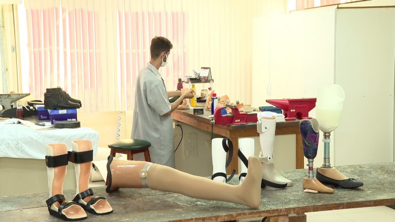 Fabrica&ccedil;&atilde;o de orteses e proteses atende as v&iacute;timas de acidentes de tr&acirc;nsito – Foto: Andr&eacute; Viero/NDTV
