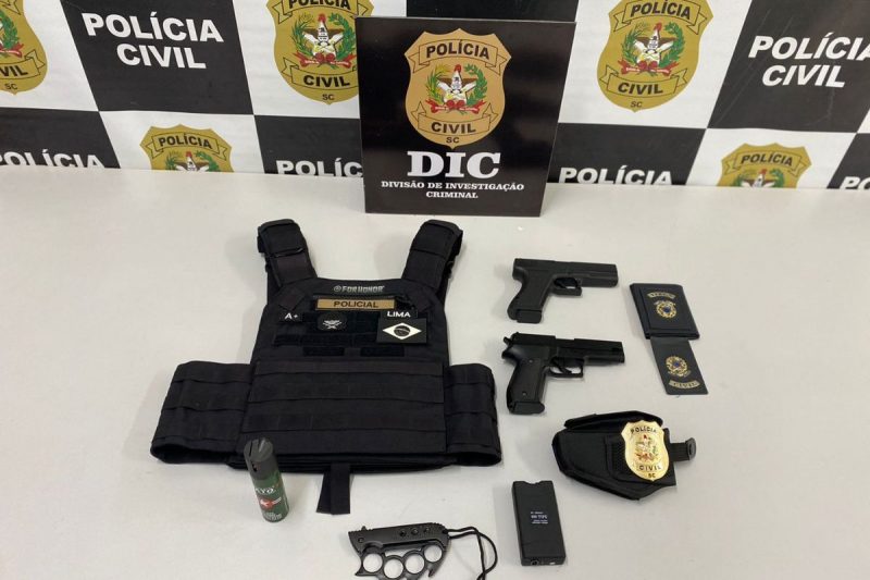 Material que o homem levava quando atuava como falso policial – Foto: Pol&iacute;cia Civil/Divulga&ccedil;&atilde;o