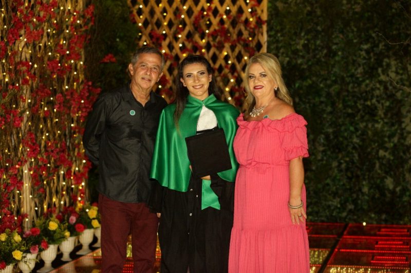 Pai, filha e m&atilde;e, reunidos em um grande dia de festa: a formatura da Suyanne – Foto: Arquivo Pessoal/Cedido/ND