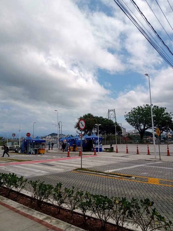 Feira Ronaldo S&aacute;, que causa polui&ccedil;&atilde;o visual no acesso &agrave; ponte Herc&iacute;lio Luz, em Florian&oacute;polis – Foto: Fabio Gadotti/ND