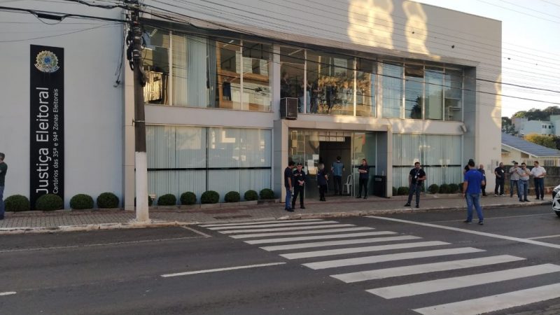 A Justi&ccedil;a Eleitoral recebe os primeiros dados da vota&ccedil;&atilde;o. &mdash; Foto: Felipe Kreusch/Reprodu&ccedil;&atilde;o/ND