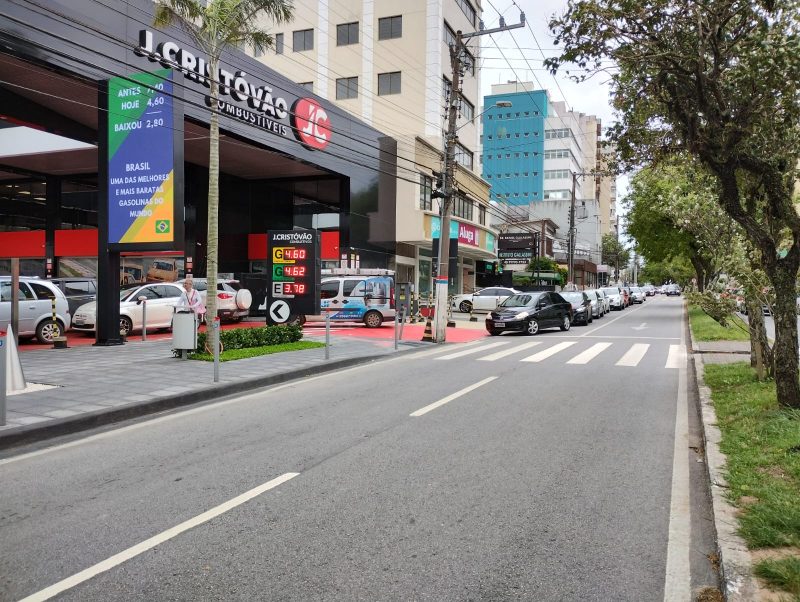 Fila em posto da Mauro Ramos, centro de Florian&oacute;polis – Foto: Marina Sim&otilde;es/ND