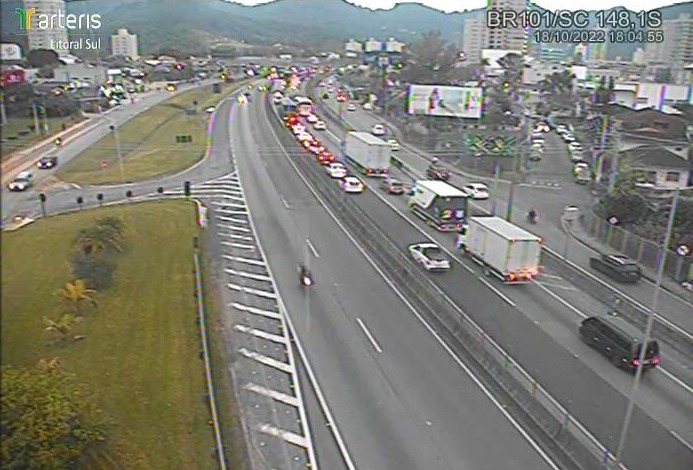 Fila ap&oacute;s interdi&ccedil;&atilde;o do t&uacute;nel chegou at&eacute; a cidade de Itapema – Foto: Arteris Litoral Sul/Reprodu&ccedil;&atilde;o/ND