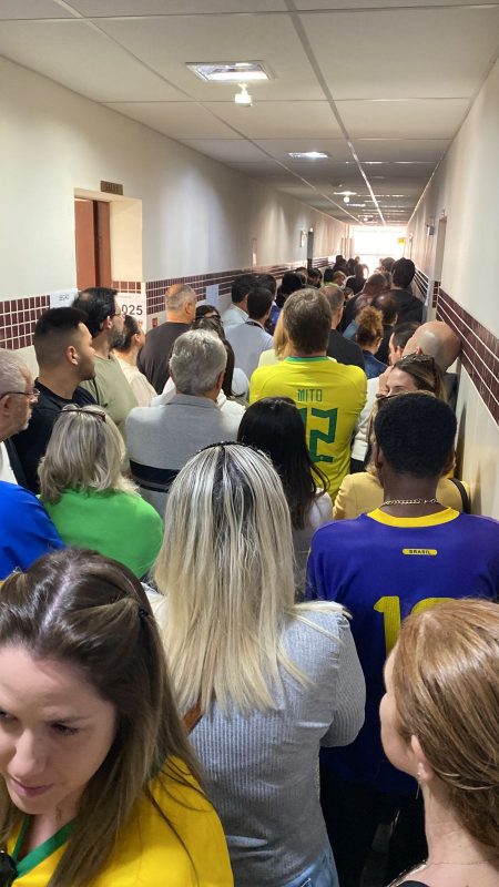 Em Crici&uacute;ma longas filas e aglomera&ccedil;&atilde;o nos corredores dos locais de vota&ccedil;&atilde;o foi registrada desde as primeiras horas da manh&atilde;. – Foto: J&uacute;lia Acorde