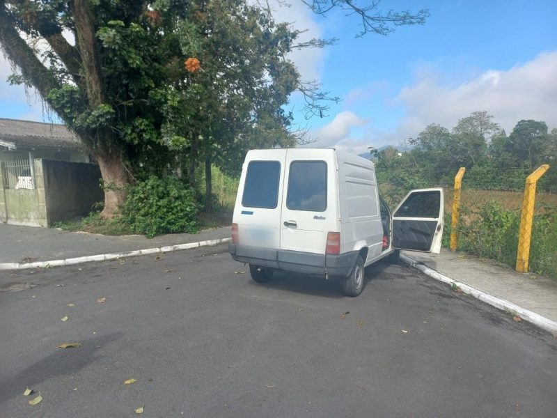 Fiorino estava estacionada no final de rua sem sa&iacute;da por uma noite inteira – Foto: Pol&iacute;cia Militar/Divulga&ccedil;&atilde;o/ND