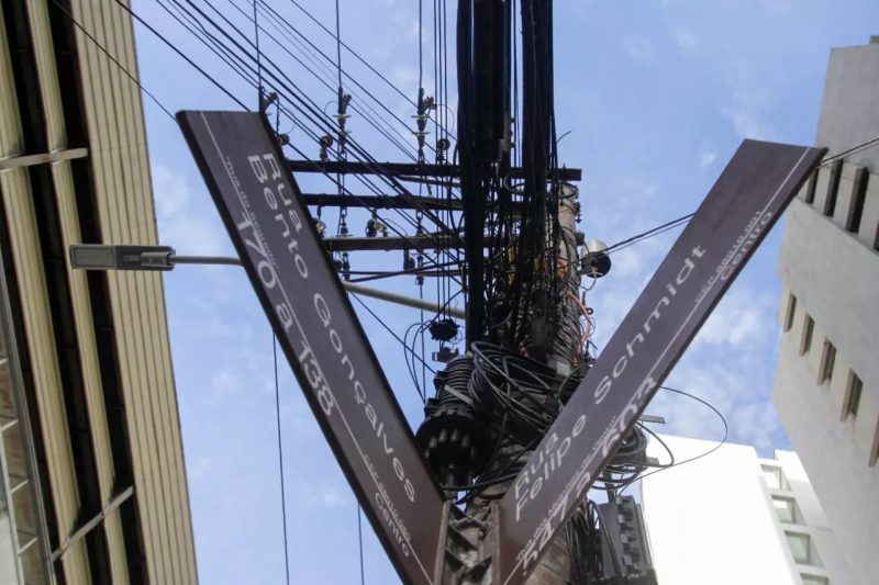 Principais ruas do Centro, como a Felipe Schmidt, possuem fia&ccedil;&atilde;o em desuso – Foto: Leo Munhoz/ND