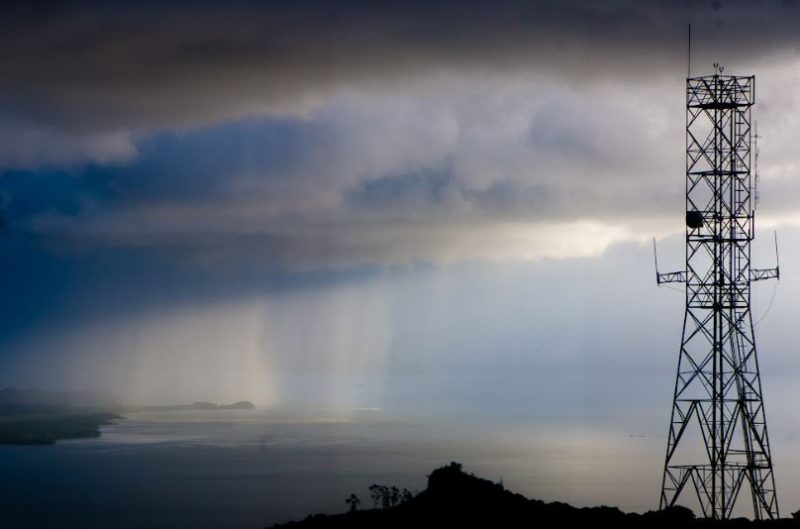 Imagem mostra céu coberto de nuvens e uma torre no canto direito