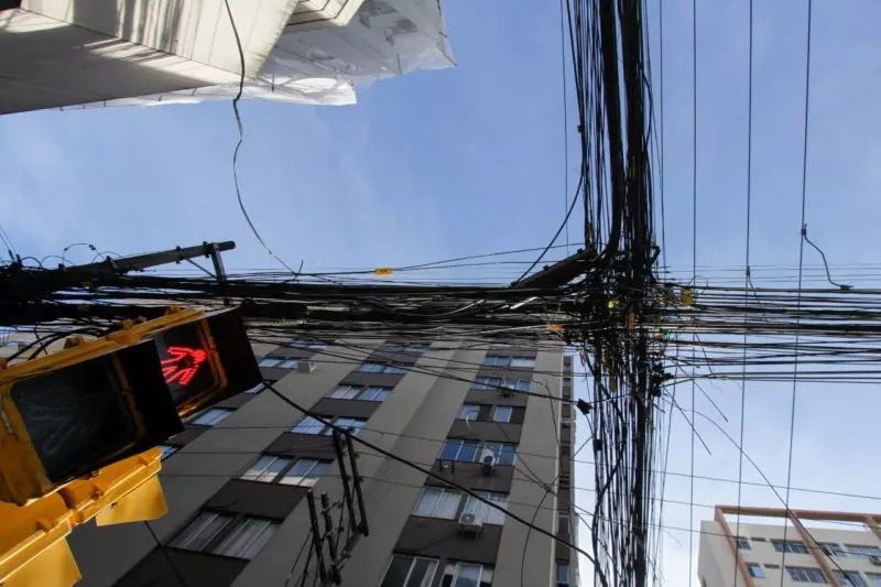 Emaranhado de fios polui visualmente Florian&oacute;polis – Foto: Leo Munhoz/ND