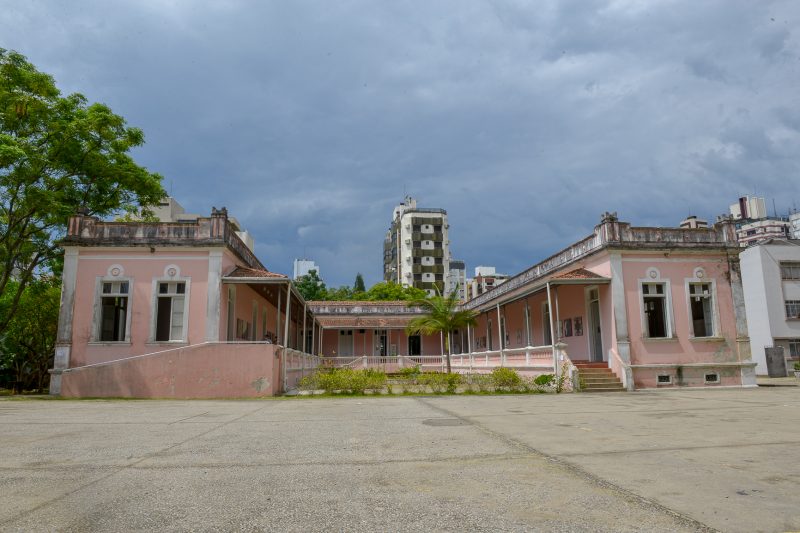 Escola Silveira de Souza, que estava deteriorada e passou por restaura&ccedil;&atilde;o (imagem abaixo), vai virar um espa&ccedil;o cultural em 2023 – Foto: Lio Simas/Divulga&ccedil;&atilde;o/ND