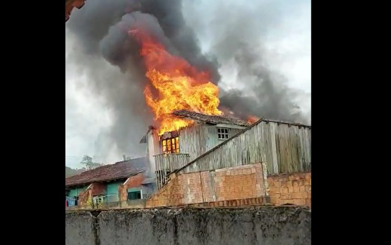 fogo em casa em Joinville