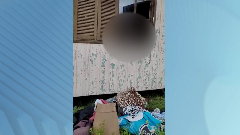 Homem joga os pertences da esposa transexual  pela janela de casa em Morro Grande, no Sul de SC &#8211; Foto: Divulgação/ND