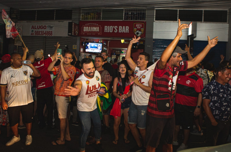 Apoiadores do candidato Lula comemoram virada na apura&ccedil;&atilde;o para presidente – Foto: Felipe Carneiro/Especial para o ND