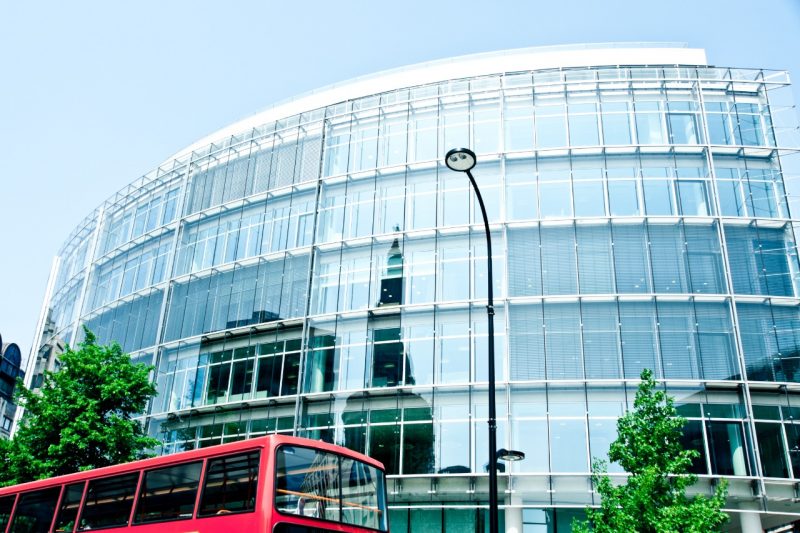 Fachadas de vidro espelhado, tend&ecirc;ncia da arquitetura moderna embelezam o ambiente urbano – Foto: Divulga&ccedil;&atilde;o