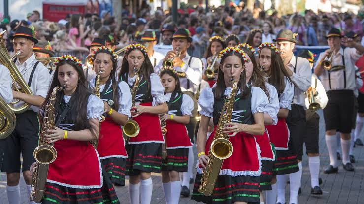 Marcha de banda na Oktoberfest – Foto: Pixabay/Reprodu&ccedil;&atilde;o