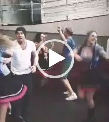 VoxxClub &eacute; recebido com festa em Blumenau antes de subir no palco da 37&ordf; Oktoberfest – Foto: Karoline Gehrke/ND