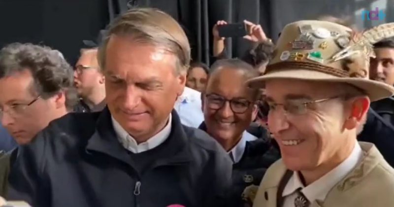 Bolsonaro ganha caneco e &eacute; convidado para Oktoberfest durante passagem por SC – Foto: Reprodu&ccedil;&atilde;o/Instagram