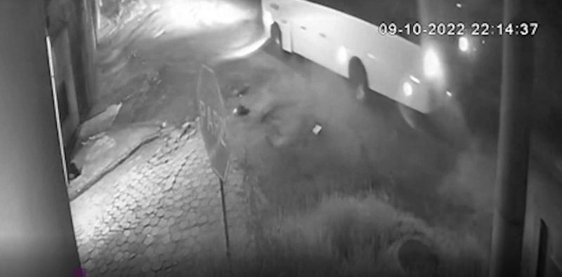 Acidente que matou mulher e deixou beb&ecirc; em estado grave em SC foi registrado por c&acirc;mera – Foto: Reprodu&ccedil;&atilde;o/Tribuna do Povo Blumenau